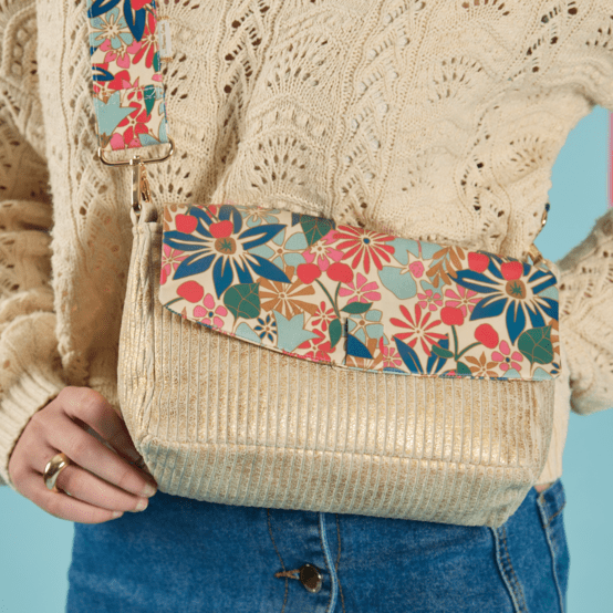 Flap of shoulder bag cerise en fleur