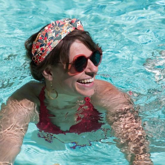 crossed headband cerise en fleur