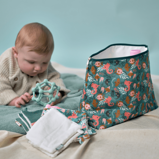 Cosmetic bag with flap sous l'océan