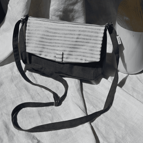 Flap of shoulder bag striped blue gray glitter