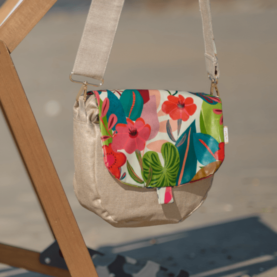 Flap of small shoulder bag fleurs des iles