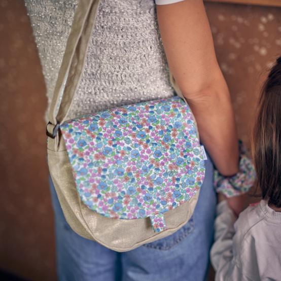 Flap of small shoulder bag pastel fleuri