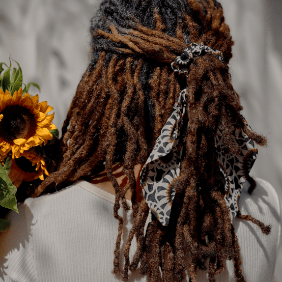 Short tail scrunchie attrape soleil