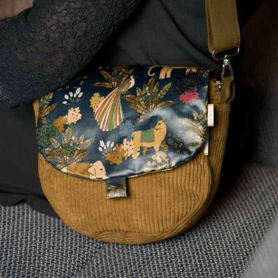 Flap of small shoulder bag eden indien