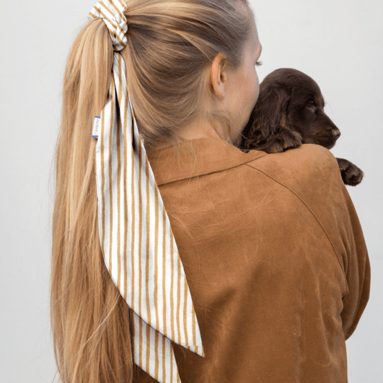 Long tail scrunchie rayé or blanc