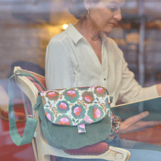 Flap of small shoulder bag fleur de thé