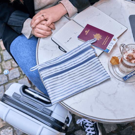 Aloïs flat pouch striped blue gray glitter