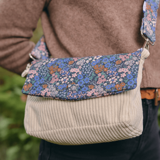 Flap of shoulder bag monet lilas