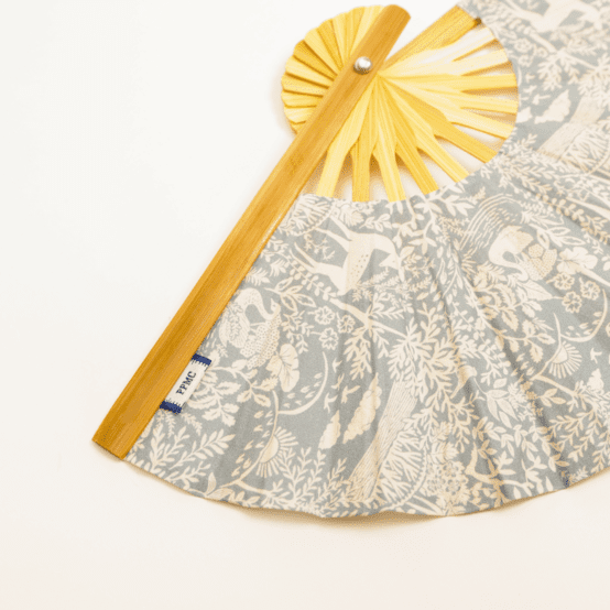 Hand-held fan toile de biche