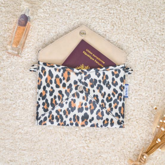 Medium envelope pocket leopard