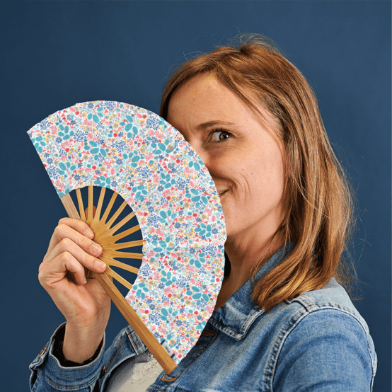 Hand-held fan champêtre bleuté