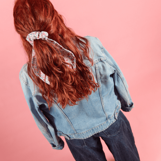 Short tail scrunchie rose grenadine