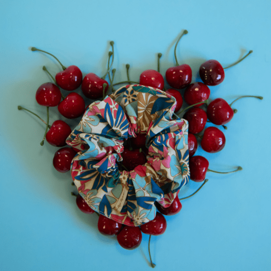 Scrunchie cerise en fleur