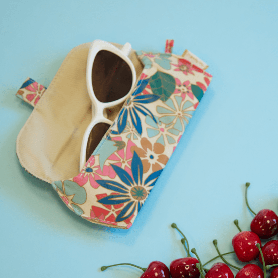 Glasses case cerise en fleur