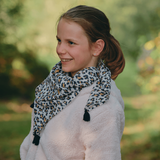 Small pom pom scarf leopard