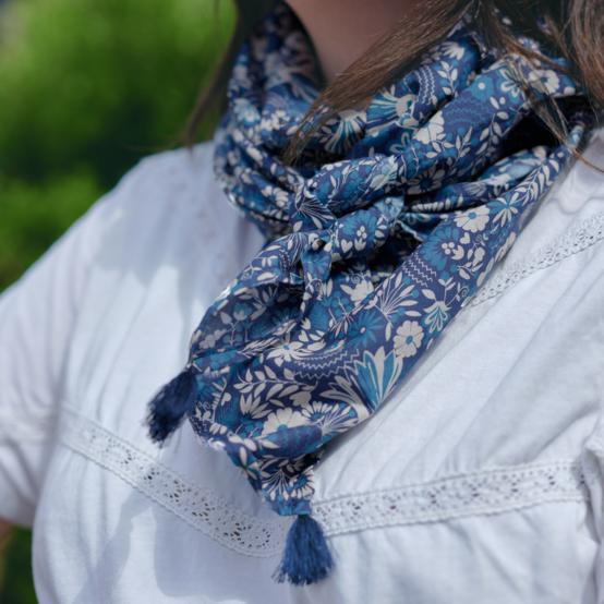 Pom pom scarf parade royale