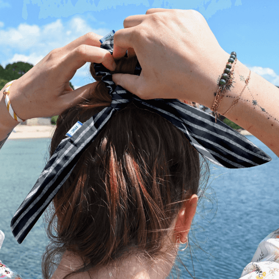 Short tail scrunchie striped silver dark blue