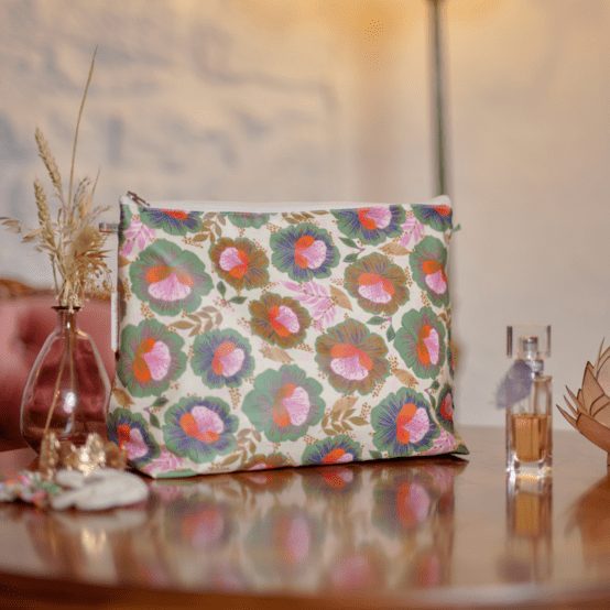 Cosmetic bag with flap fleur de thé