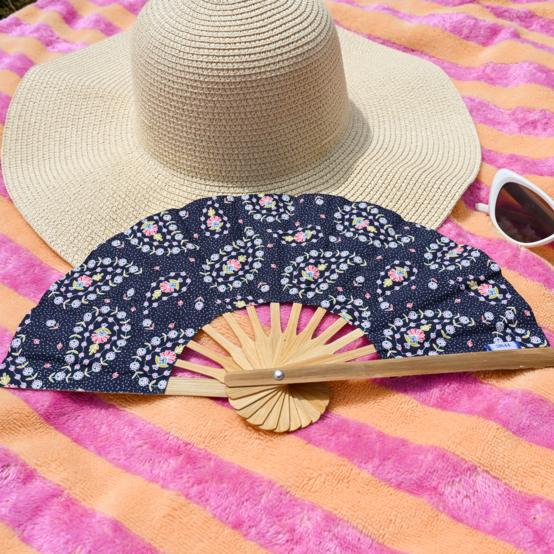 Hand-held fan bleudana