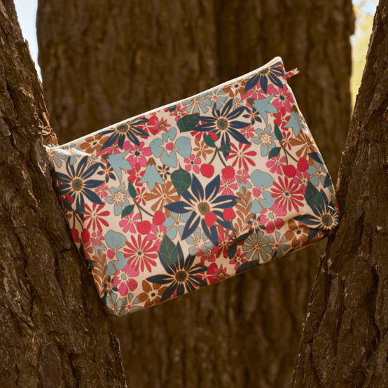 Cosmetic bag with flap cerise en fleur