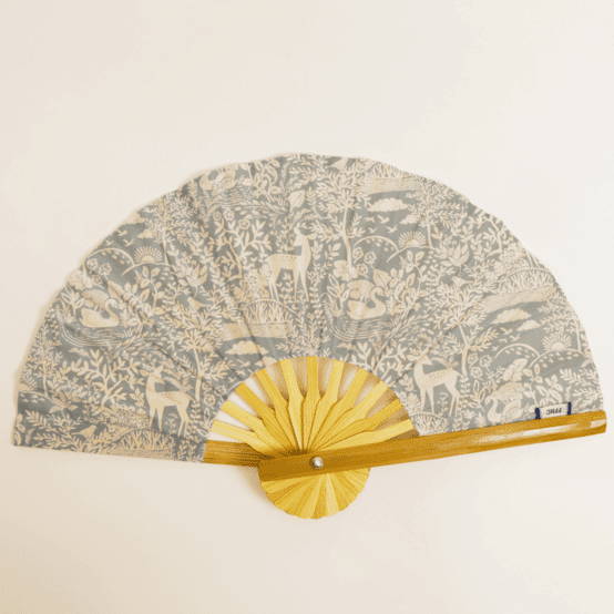 Hand-held fan toile de biche