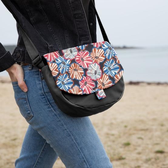 Flap of small shoulder bag anémones rayées