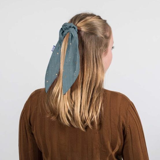 Short tail scrunchie gaze pois or bleu gris