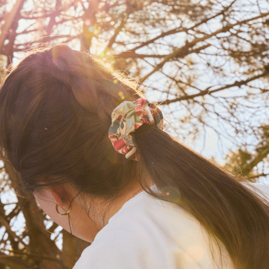 Small scrunchie cerise en fleur