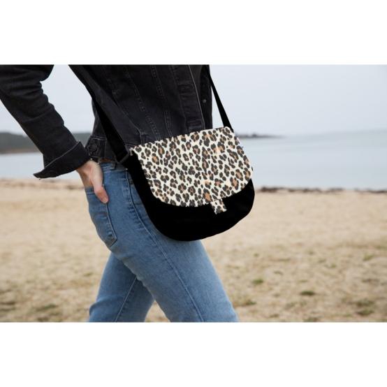 Flap of small shoulder bag leopard