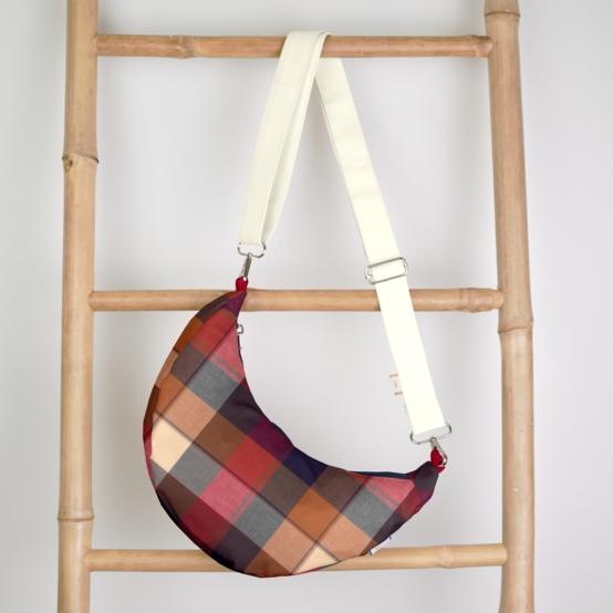 Half-moon bag ruby lurex tartan
