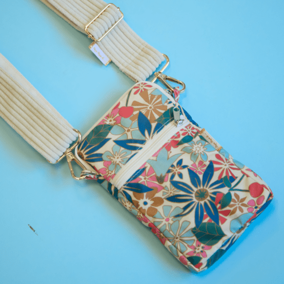 Quilted phone pocket cerise en fleur