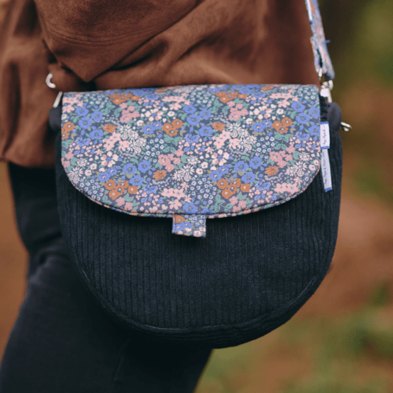 Flap of small shoulder bag monet lilas