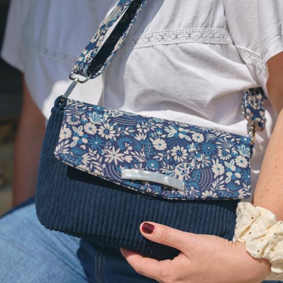 Flap of shoulder bag parade royale