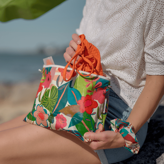 Cosmetic bag with flap fleurs des iles