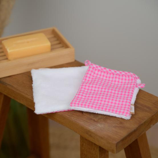 Make-up Remover Glove neon pink gingham