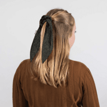 Short tail scrunchie glitter black