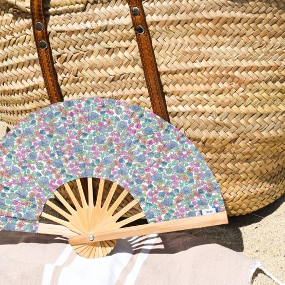 Hand-held fan pastel fleuri