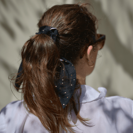 Short tail scrunchie gaze pois or noir