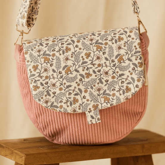 Flap of small shoulder bag rêve de jasmin