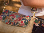 Flap of shoulder bag cerise en fleur