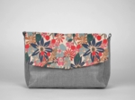 Flap of shoulder bag cerise en fleur