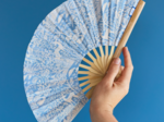 Hand-held fan toile de biche