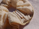 Large Piping Scrunchie gaze pois or écru