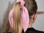 Short tail scrunchie gaze pois or rose thé