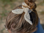 Bunny ear Scrunchie gaze pois or écru