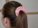 Small scrunchie gaze pois or rose thé