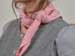 Small pom pom scarf gaze pois or rose thé