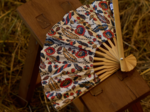 Hand-held fan plumes d'été