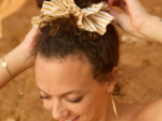 Double XL Scrunchie rayé or blanc