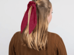 Short tail scrunchie gaze pois or grenat
